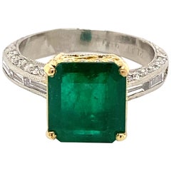 Anello con smeraldo taglio smeraldo e diamante a raggiera in platino e oro giallo 18 ct.