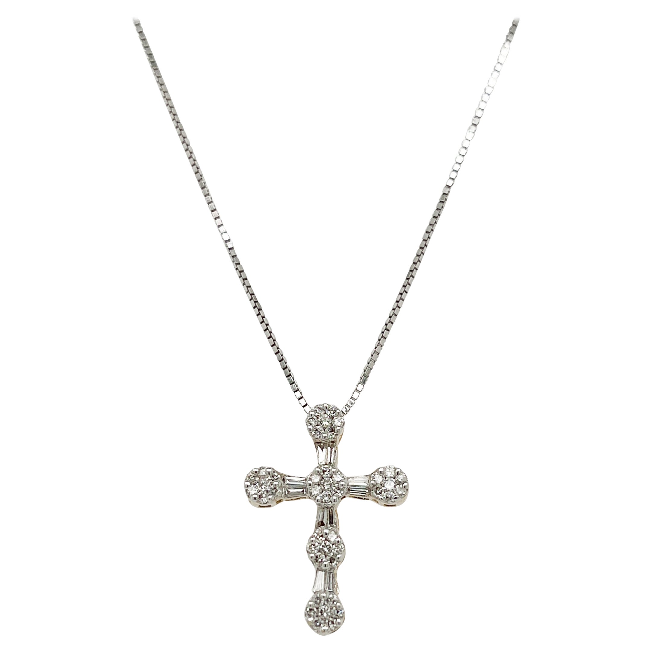 Croix pendentif en or 14 carats et diamants en vente