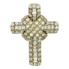 Pendentif croix haute en or jaune 14 carats avec diamants ronds et baguettes de 0,40 carat