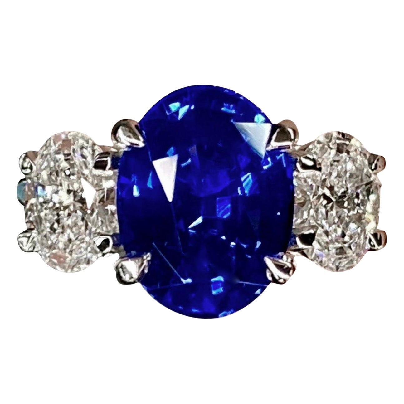 3.00 Carat Blue Natural Sapphire and Diamond Ring 18K Gold For Sale