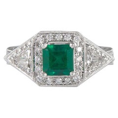 1,08 Karat Smaragd Drei-Stein-Diamant mit Halo-Ring 18 Karat Gold