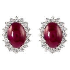 Boucles d'oreilles en or blanc 18 carats avec cabochon de rubis 24 carats et halo de diamants