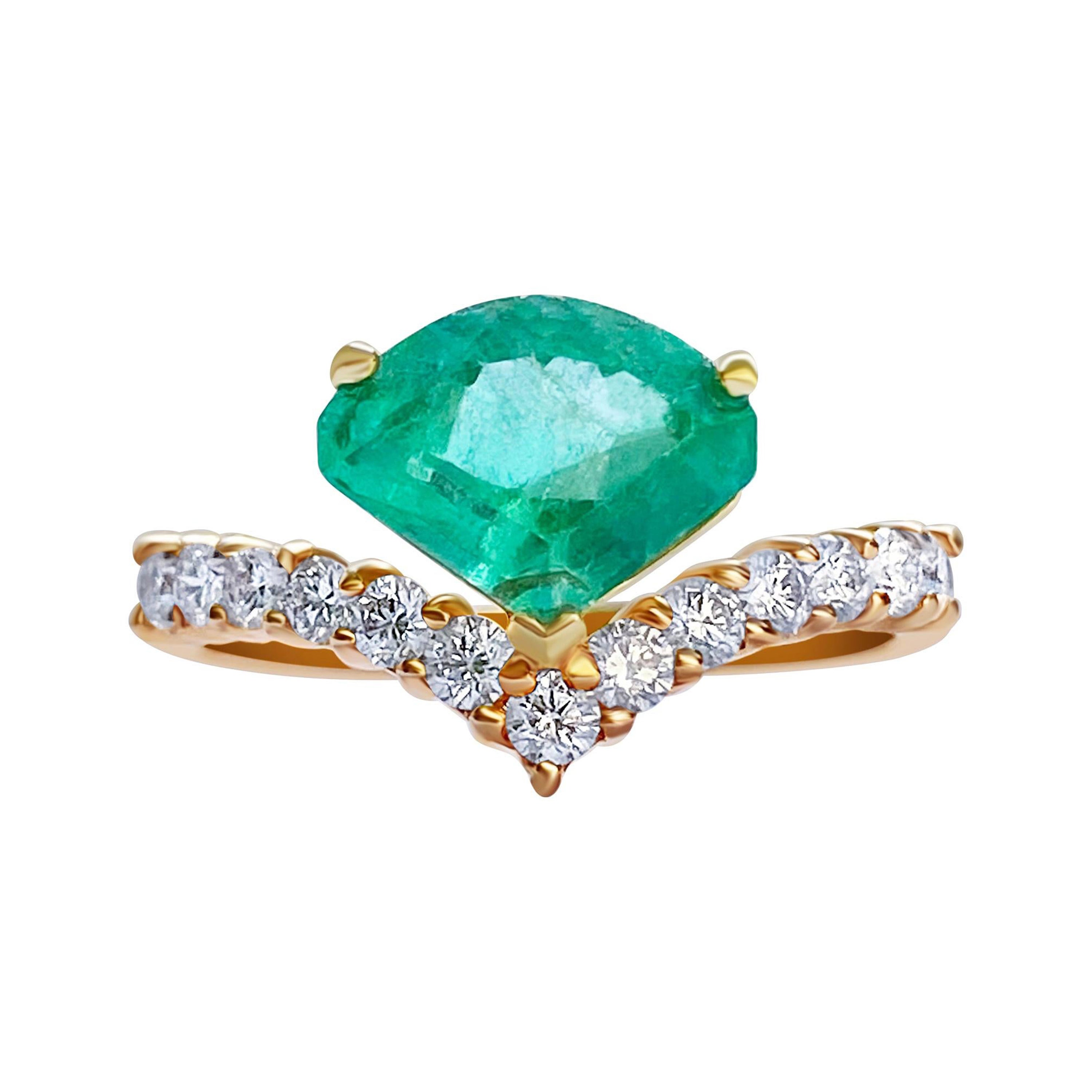 Kite Shape Colombian Emerald in 18k Rose Gold Ring For Sale