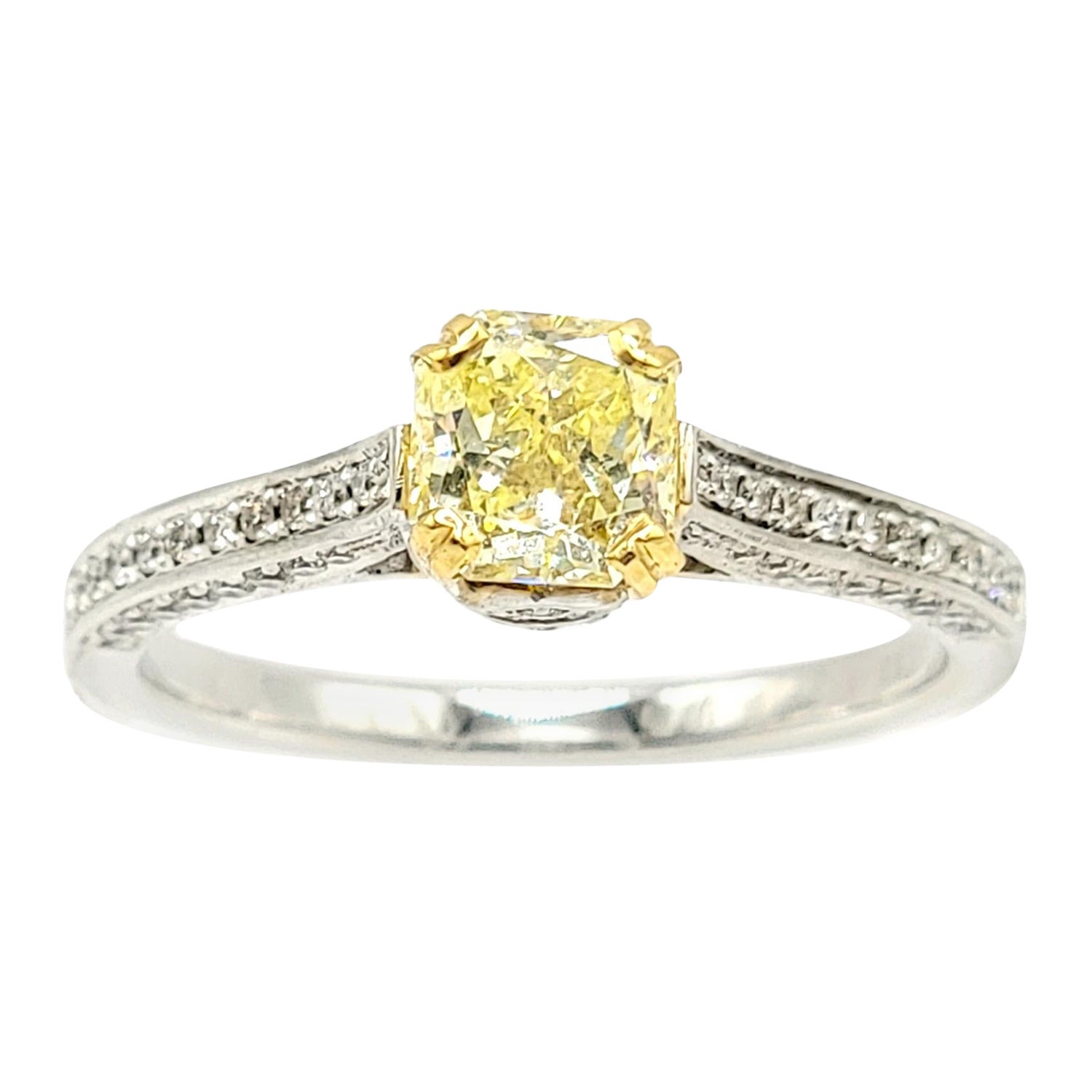 Bague de fiançailles en or blanc avec diamant jaune radiant fantaisie taille radiant en vente