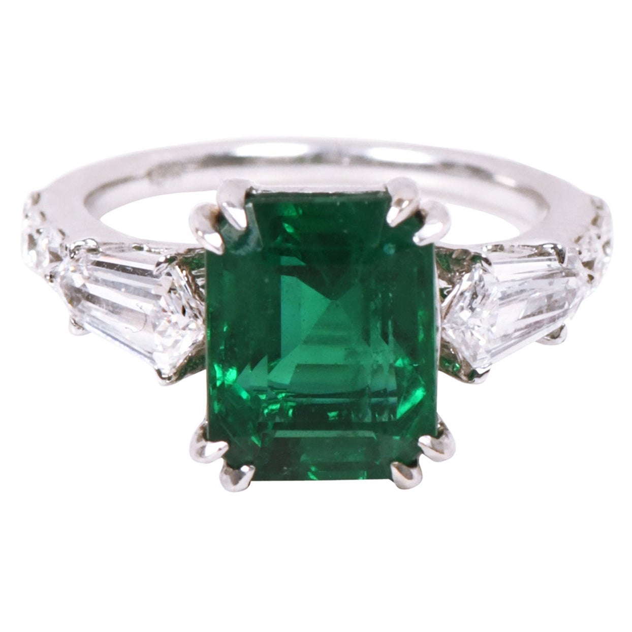 18 Karat White Gold 6.24 Carat Vivid Green Emerald and Diamond Cocktail Ring For Sale