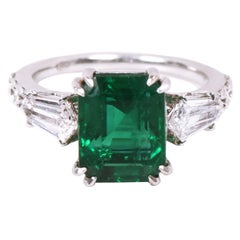 18 Karat White Gold 6.24 Carat Vivid Green Emerald and Diamond Cocktail Ring