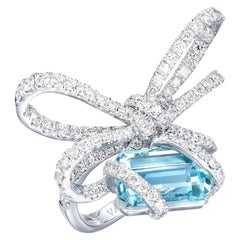Cocktailring aus 18 Karat Weißgold, weißen Diamanten und Aquamarin