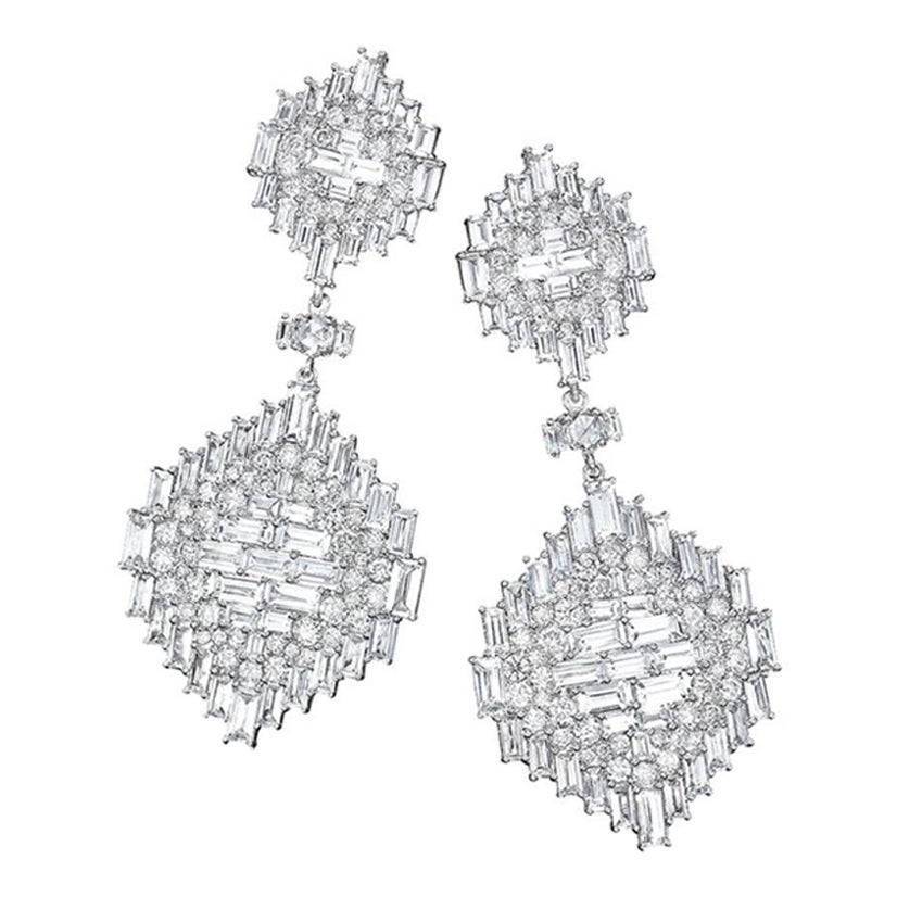 Nam Cho Boucles d'oreilles pendantes en or 18 carats WG avec diamants de 4,00 carats et saphirs blancs de 14,00 carats