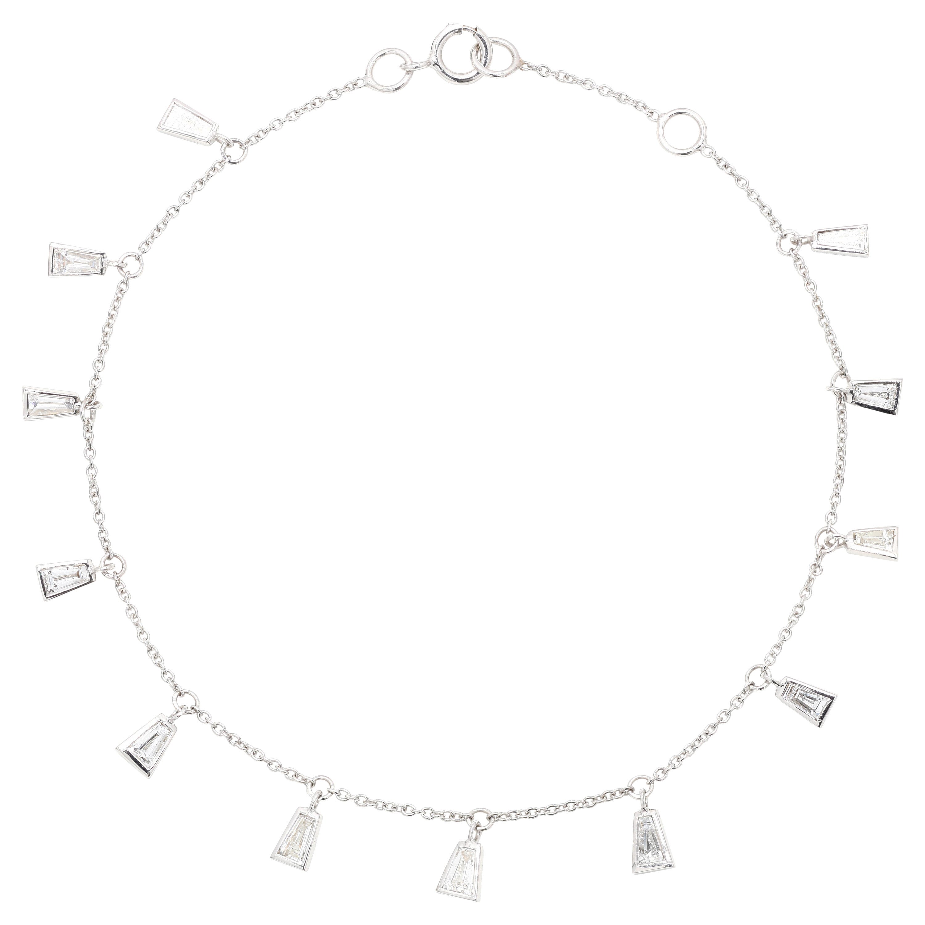 Bracelet à breloques en or blanc 18 carats avec diamants baguettes  en vente