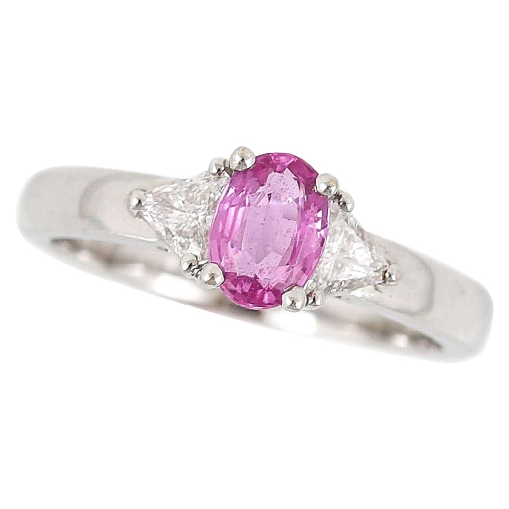 Zeitgenössischer Trilogy-Ring aus 18 Karat Weißgold mit rosa Saphiren und Diamanten im Trillionschliff im Angebot