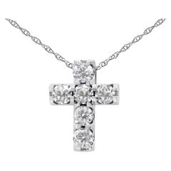 Collana con mini ciondolo a croce in oro bianco 14K con diamante rotondo da 1/2 carato