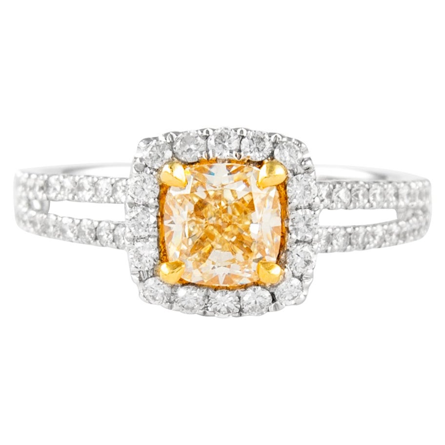 Alexander, bague bicolore 18 carats avec diamant jaune coussin fantaisie de 1,59 carat et halo