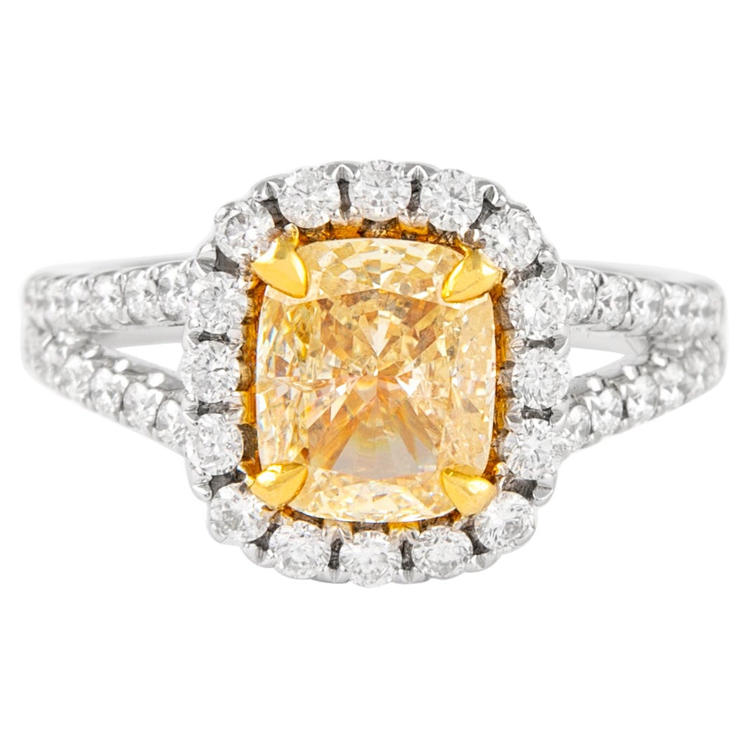 Alexander, bague bicolore 18 carats avec diamant jaune coussin fantaisie de 2,75 carats et halo en vente