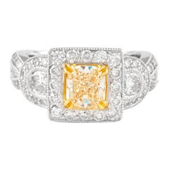 Alexander, bague 18 carats avec trois pierres et halo de diamants jaunes taille coussin fantaisie de 2,63 carats 