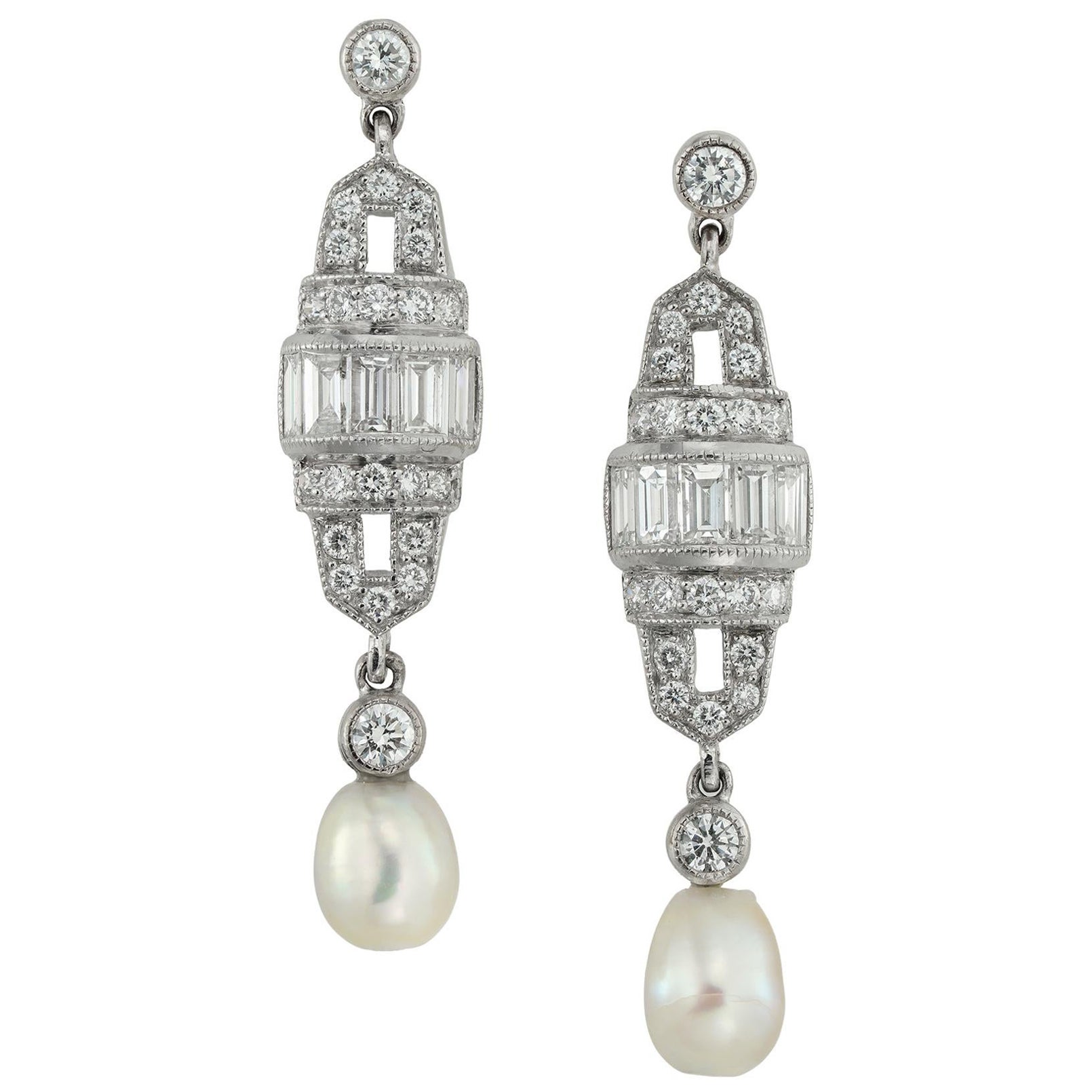 Paar Perlen- und Diamanttropfenohrringe im Art-Déco-Stil