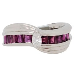 Ring aus Platin mit weißem Marquise- und Rubin- Baguette-Diamant