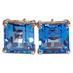 Boucles d'oreilles en or blanc 14 carats serties de topaze bleue