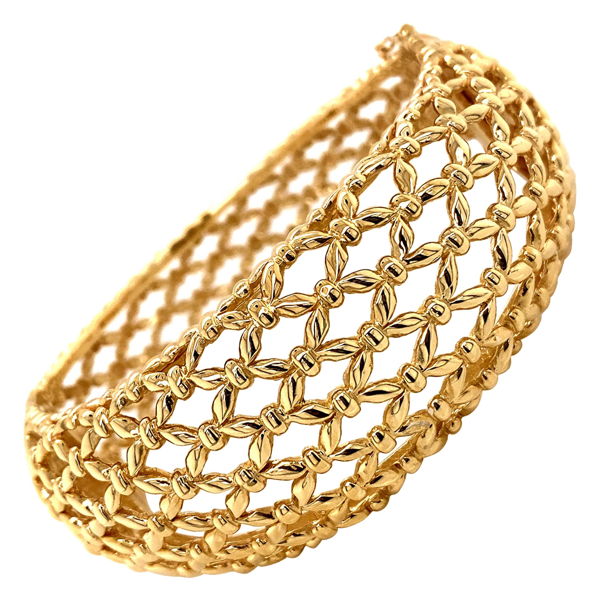 Vintage 1990's 14k Yellow Gold Basket Weave Design Bangle Bracelet en vente