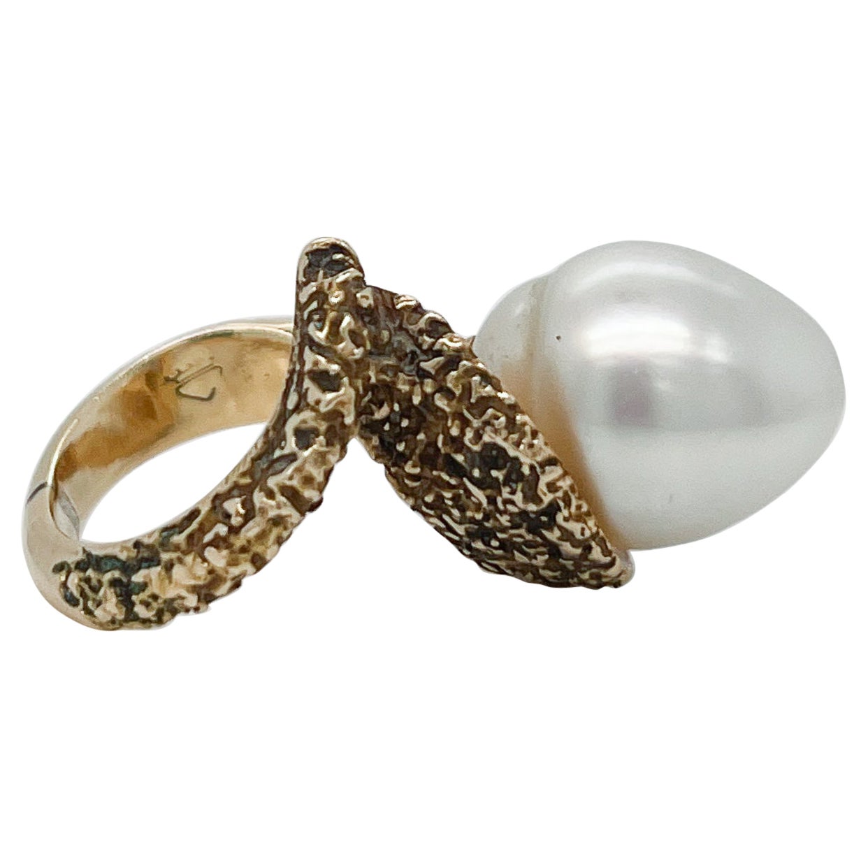 Vintage Brutalist Textured 14 Karat Yellow Gold & Baroque Pearl Cocktail Ring For Sale