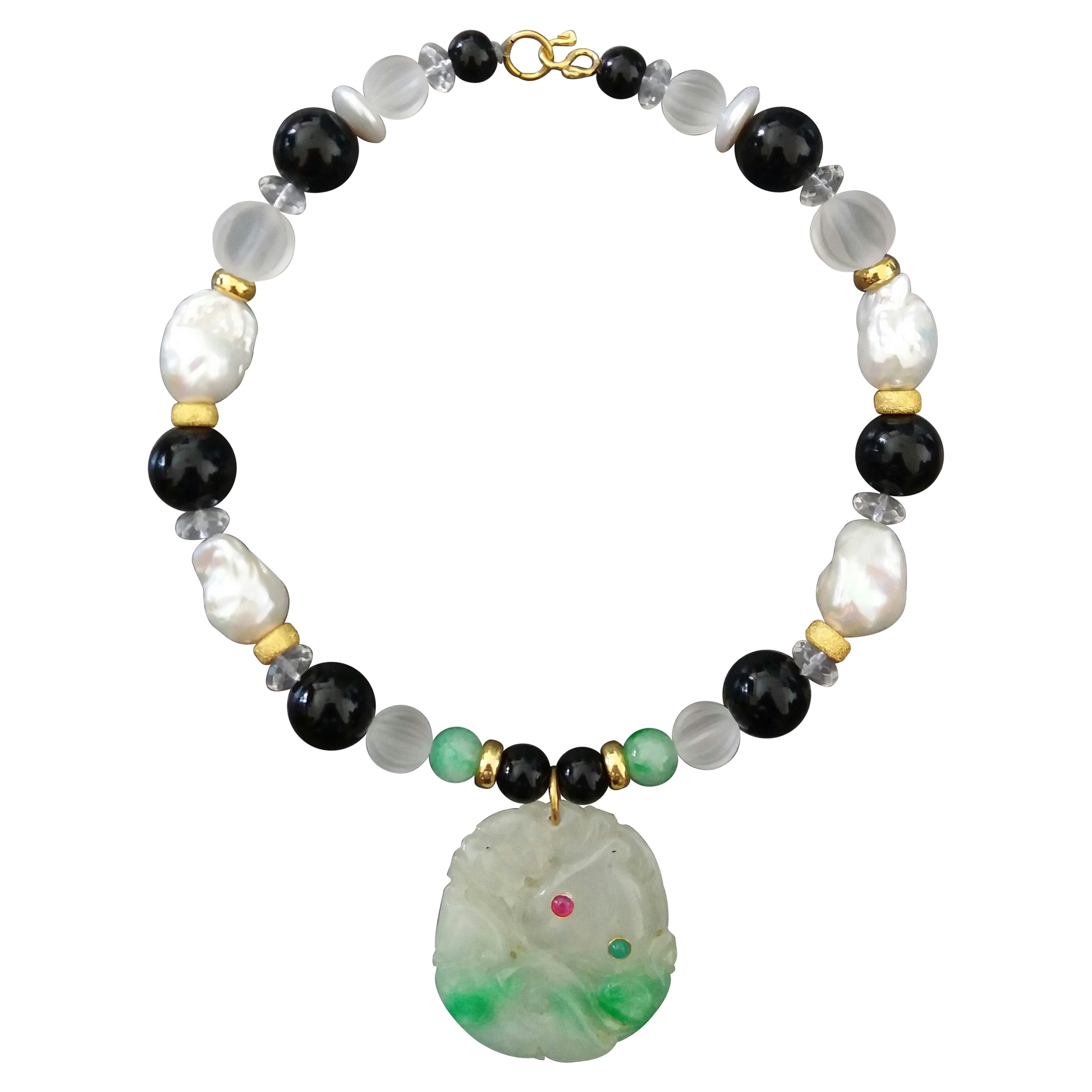 Colliers en or avec pendentifs en jade de Birmanie, perles baroques, quartz, onyx noir, rubis et émeraudes