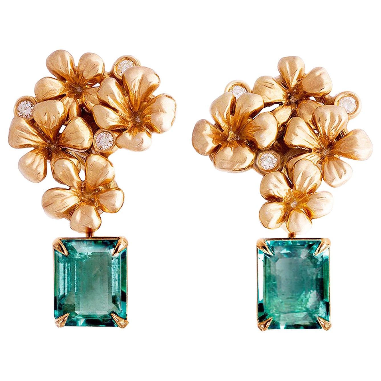 Modern Style Stud Earrings in Eighteen Karat Rose Gold with Natural Emeralds For Sale
