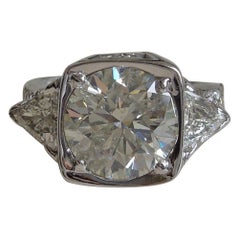 Bague solitaire en diamants ronds de 5,10 carats et taille trillion