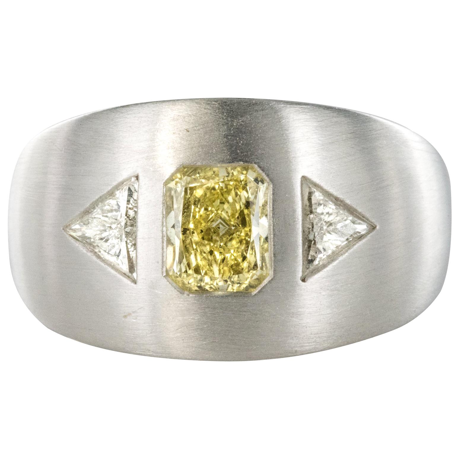 Baume Modern Yellow and White Diamond Polished Gold Ring For Sale