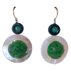 Marina J. Boucles d'oreilles en or jaune 14 carats, nacre, émeraude, onyx et bakolite