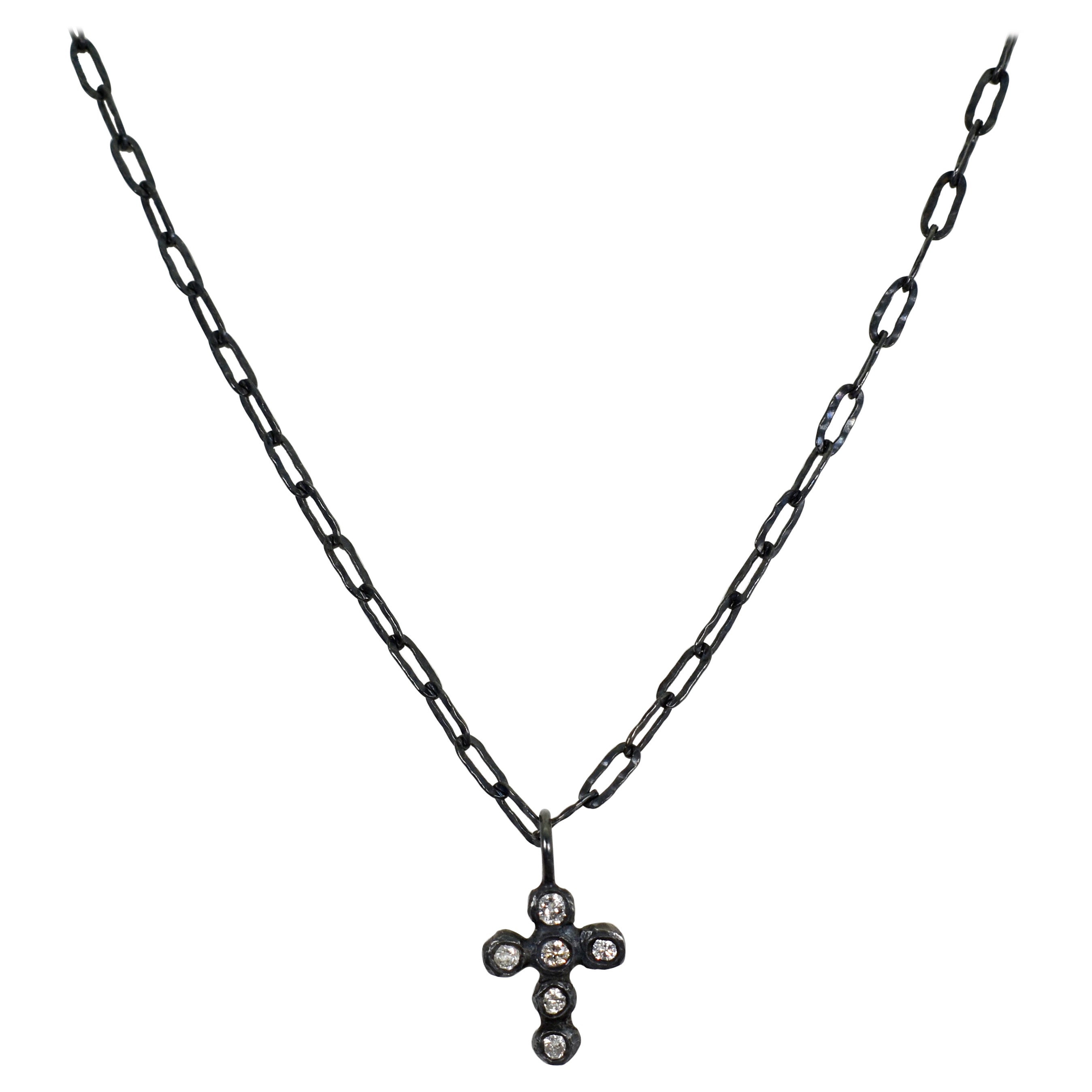 Collier à chaîne en forme de croix en argent sterling oxydé avec diamants en vente
