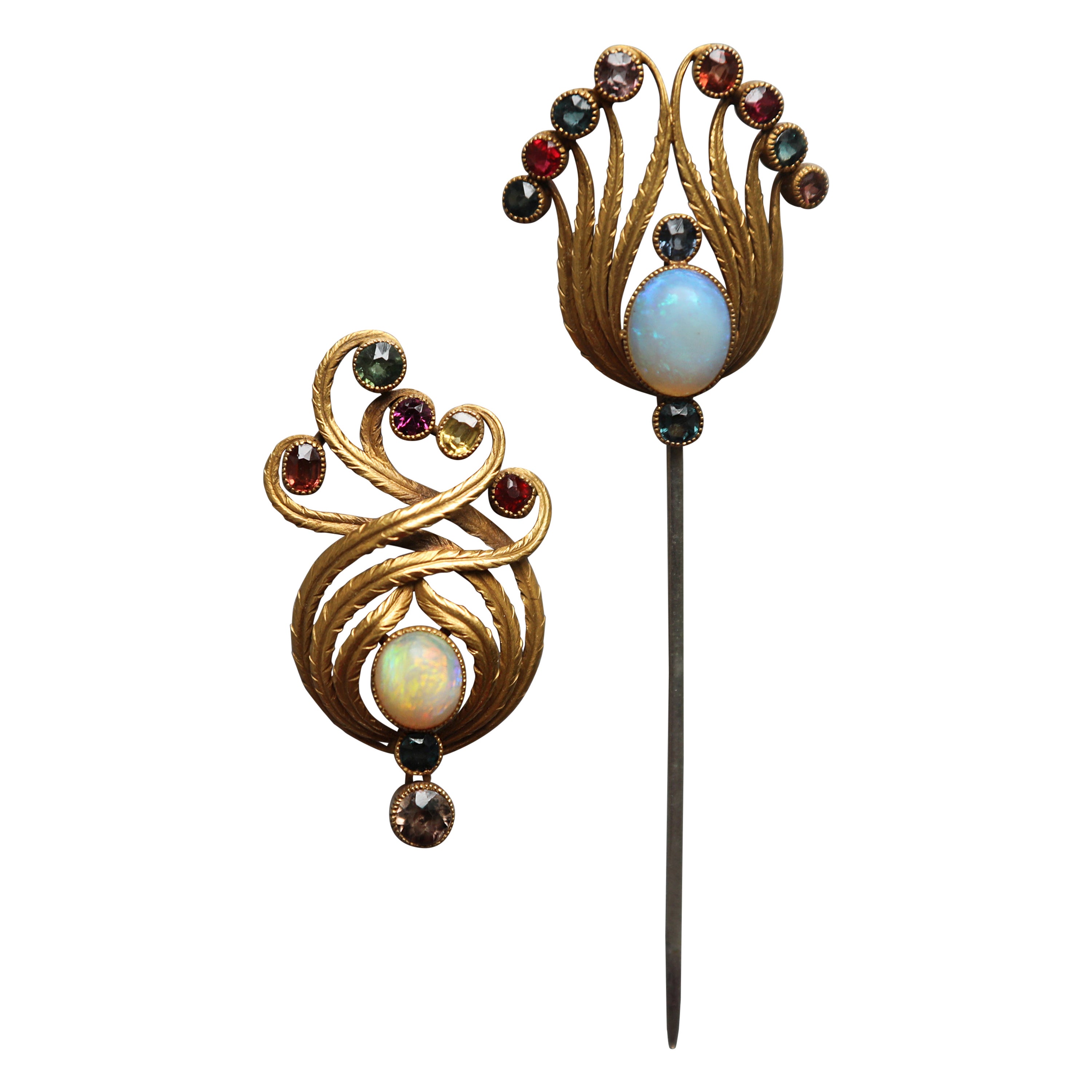 Exceptionnelle épingle Art Nouveau en or et jabot serti de pierres précieuses en vente