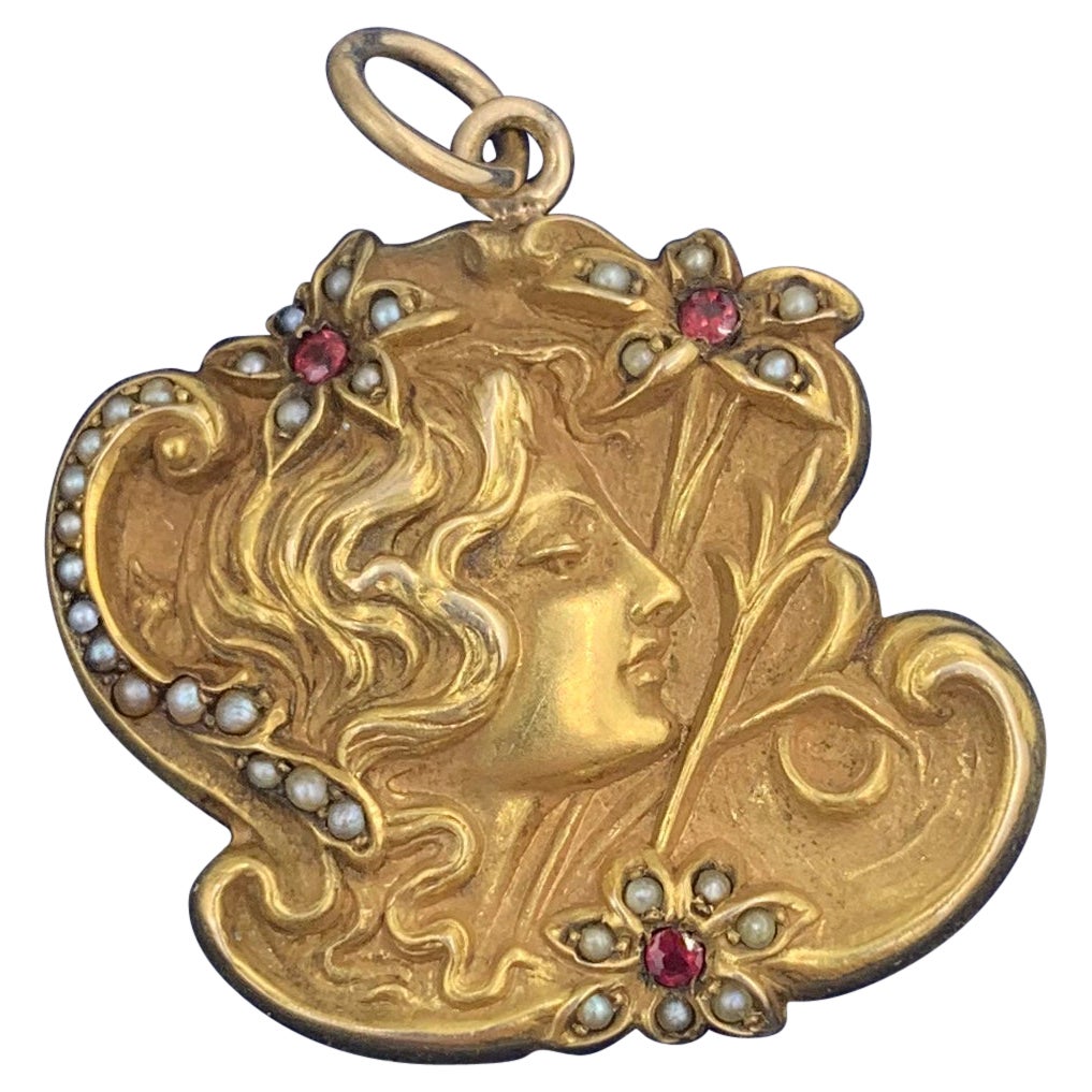 Collier pendentif déesse en or 14 carats Art nouveau fleur de jeune fille en perles et rubis