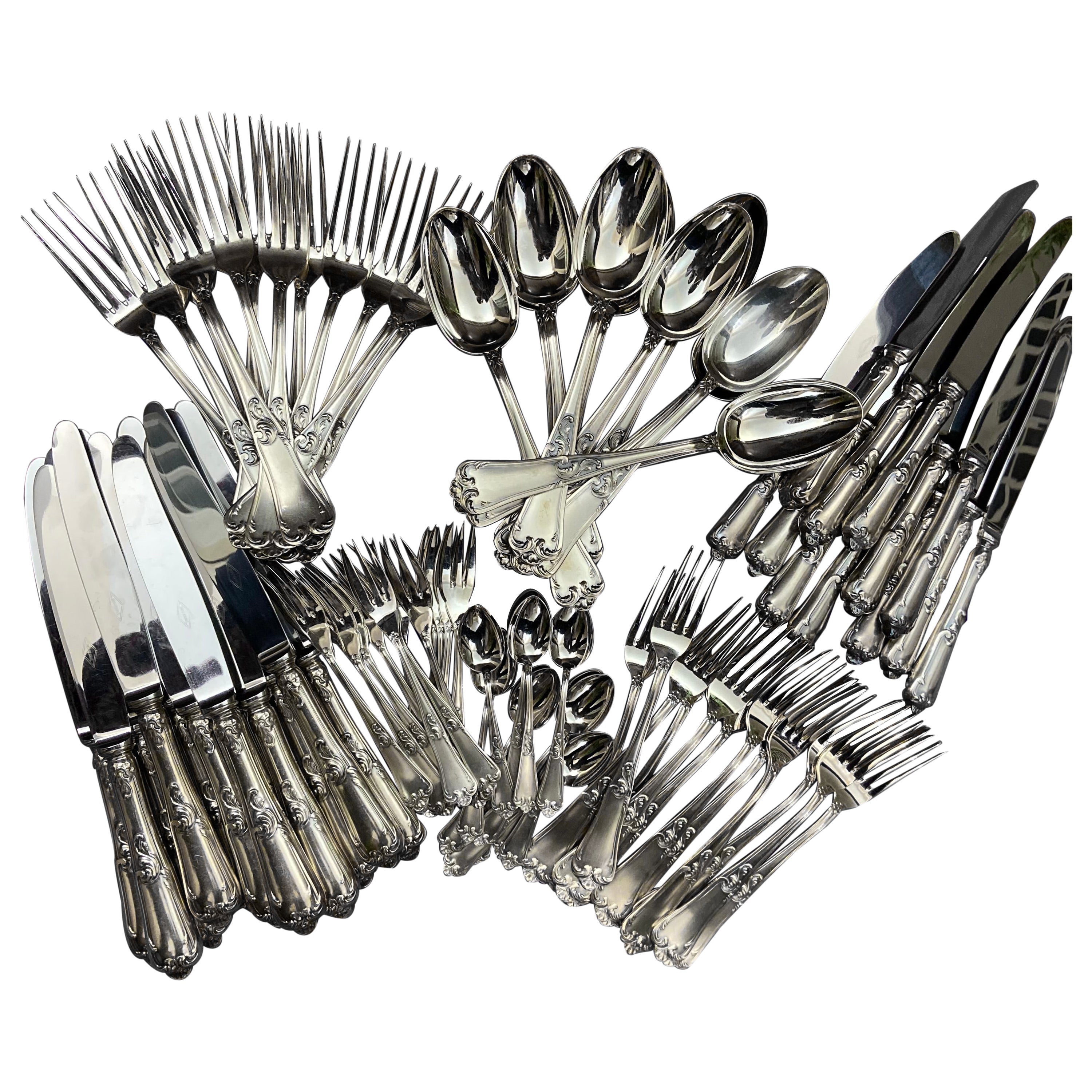 800 silver cutlery set, 84 pieces, complete with storage cloths.
It dates back to the 1980s, is in excellent condition and is composed as follows:
12 table spoons (each measuring 21 cm and weighing 86 grams); 12 table forks (each measuring 21 cm and