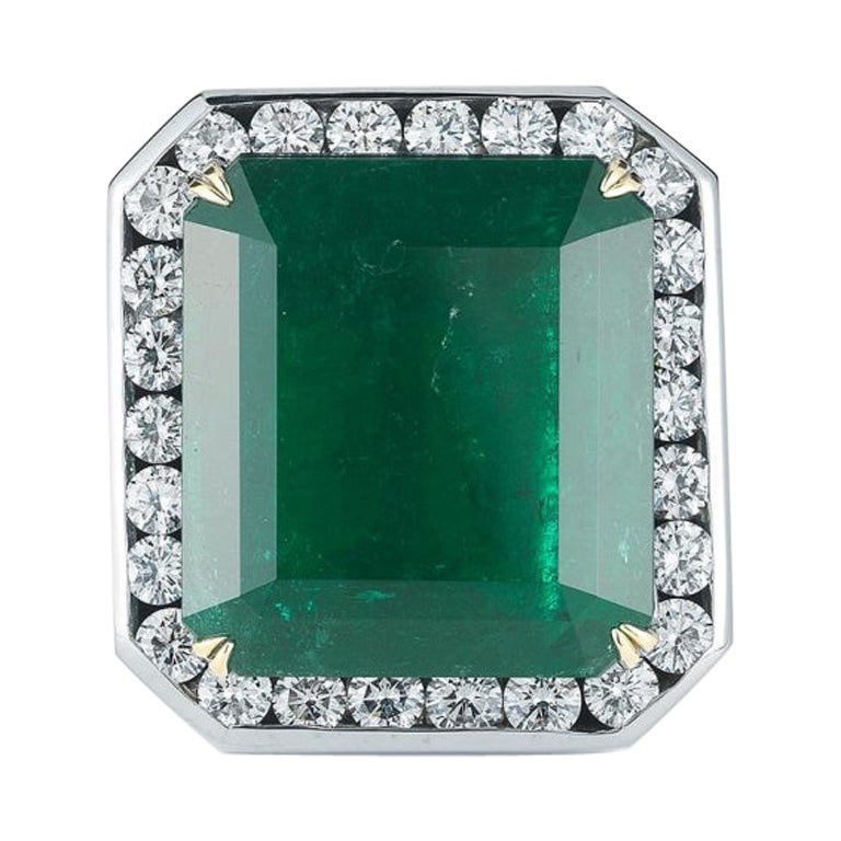 Striking Emerald Ring