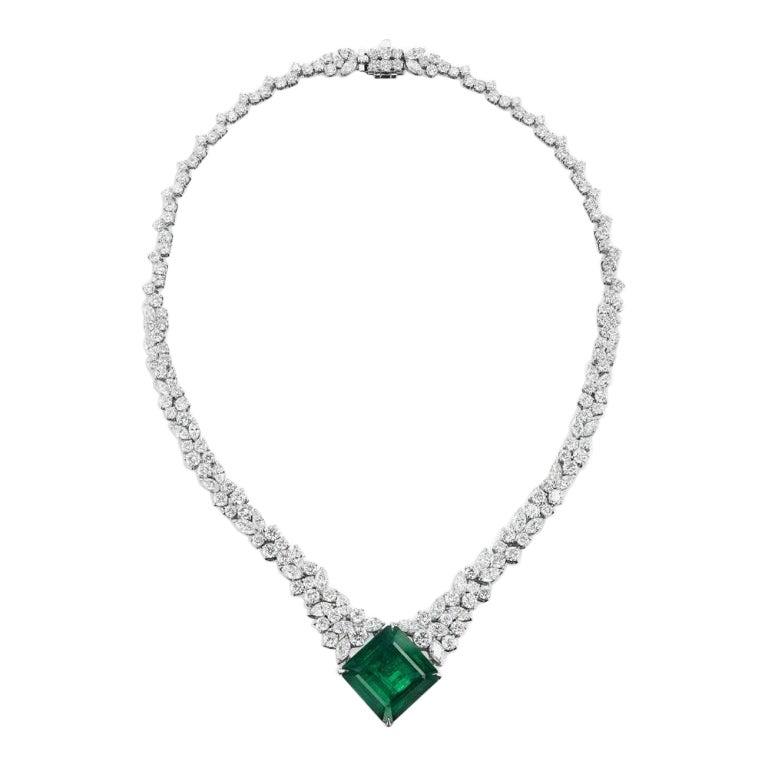 Beautiful Emerald and Diamond Necklace For Sale