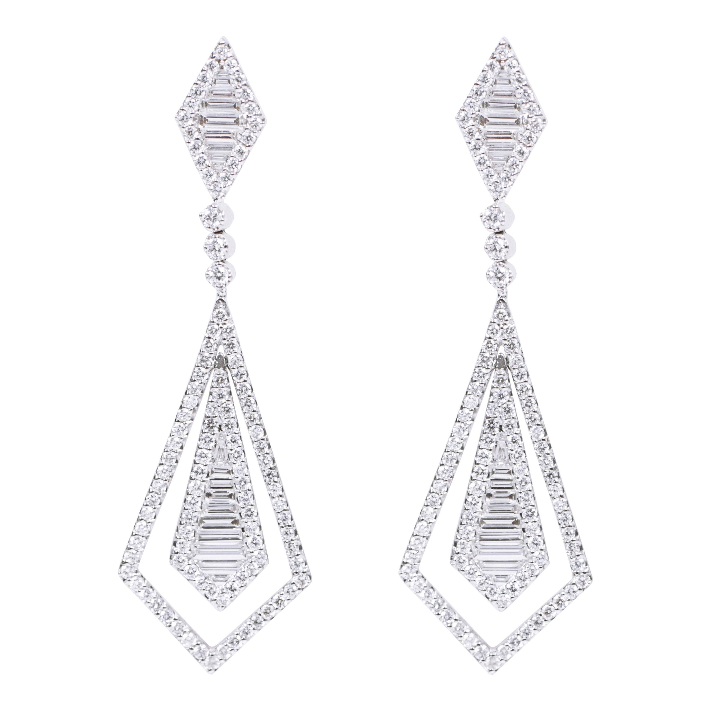 18 Karat White Gold 1.77 Carats Diamond Drop Earrings in Contemporary Style For Sale