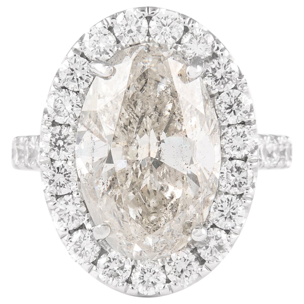 Alexander Verlobungsring aus Weißgold mit 6,80 Karat ovalem DI-Diamant und Halo  im Angebot