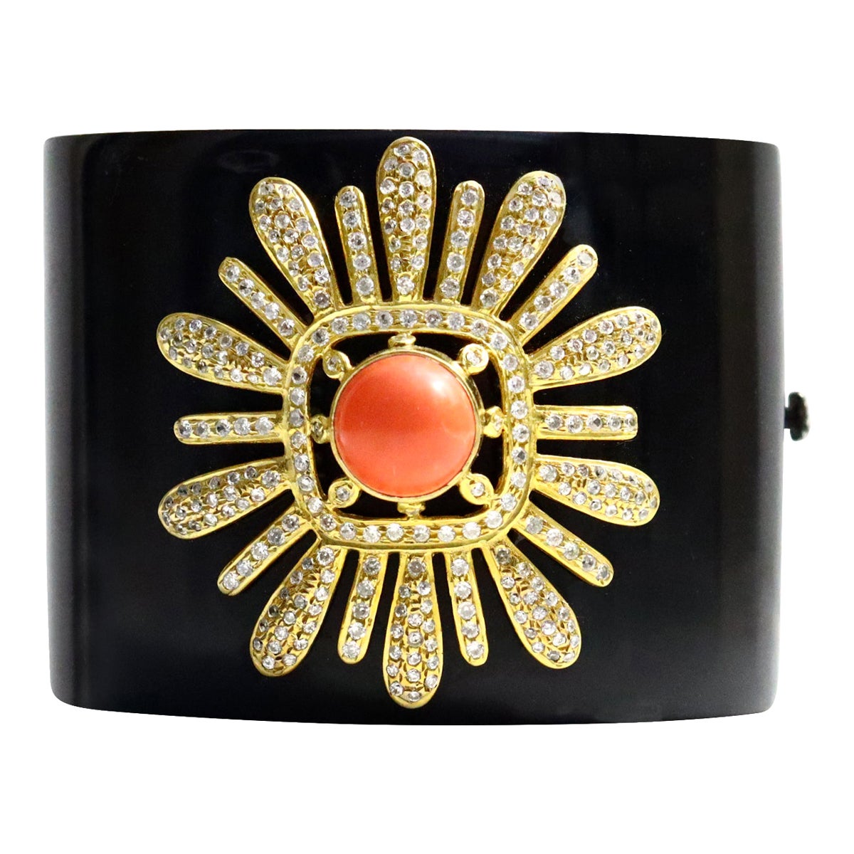 Vintage Resin Breite Diamante Faux Coral Manschette Circa 1990er Jahre. Das Design erinnert an eine große Blume, eine Sonne oder ein ähnliches Motiv mit einer erhabenen Korallenimitation in der Mitte. Dieses MATERIAL ist ein strapazierfähiges Stück