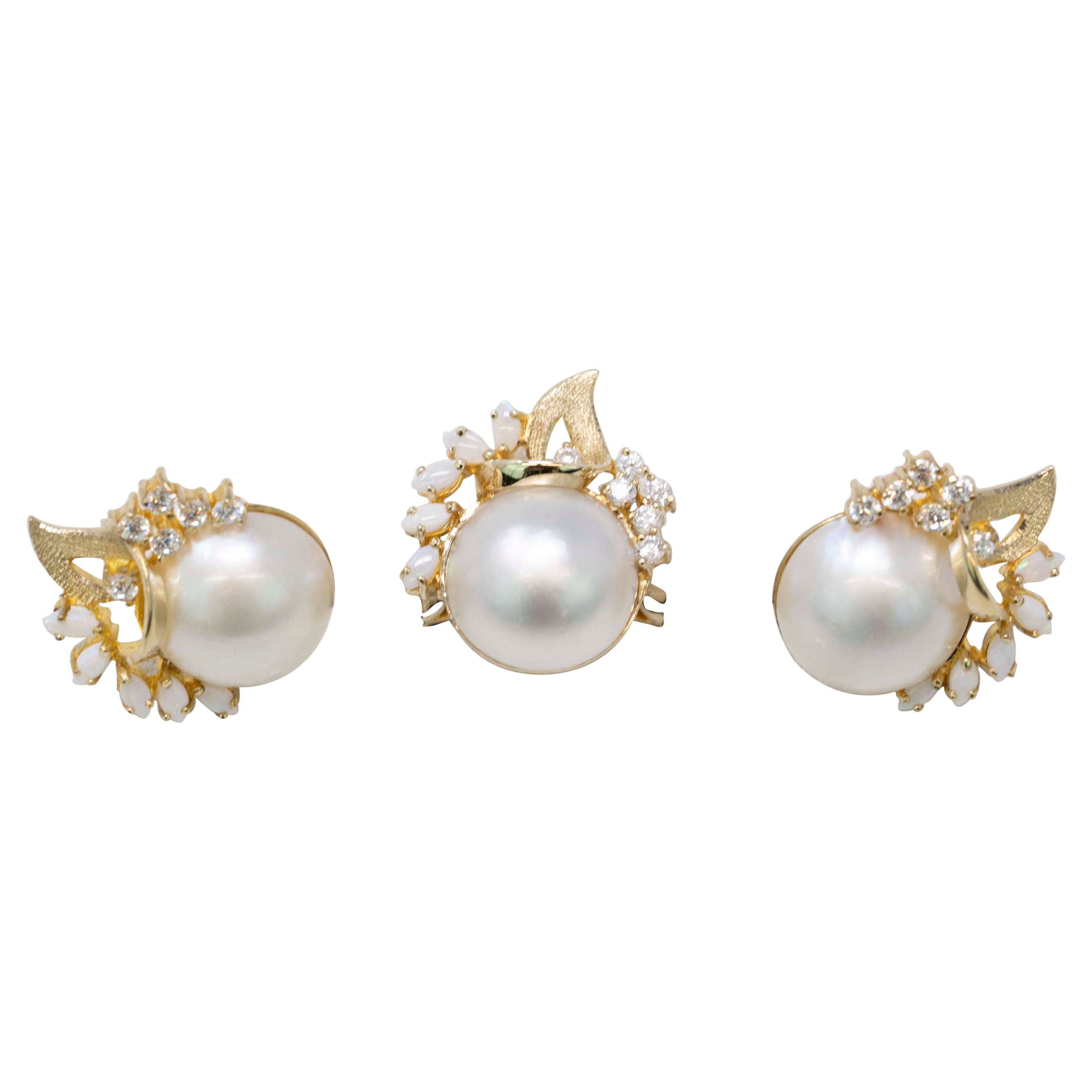 Ensemble de bague et boucles d'oreilles en or 14 carats, perles Mabe, opale et diamants en vente