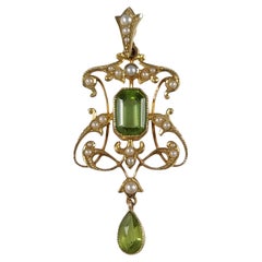 Anhänger aus edwardianischem 15 Karat Gold mit Peridot und Saatperlen