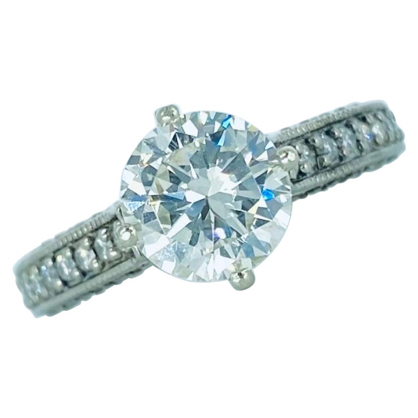 Verlobungsring mit GIA-zertifiziertem 1,51 Karat Diamant in der Mitte im Angebot
