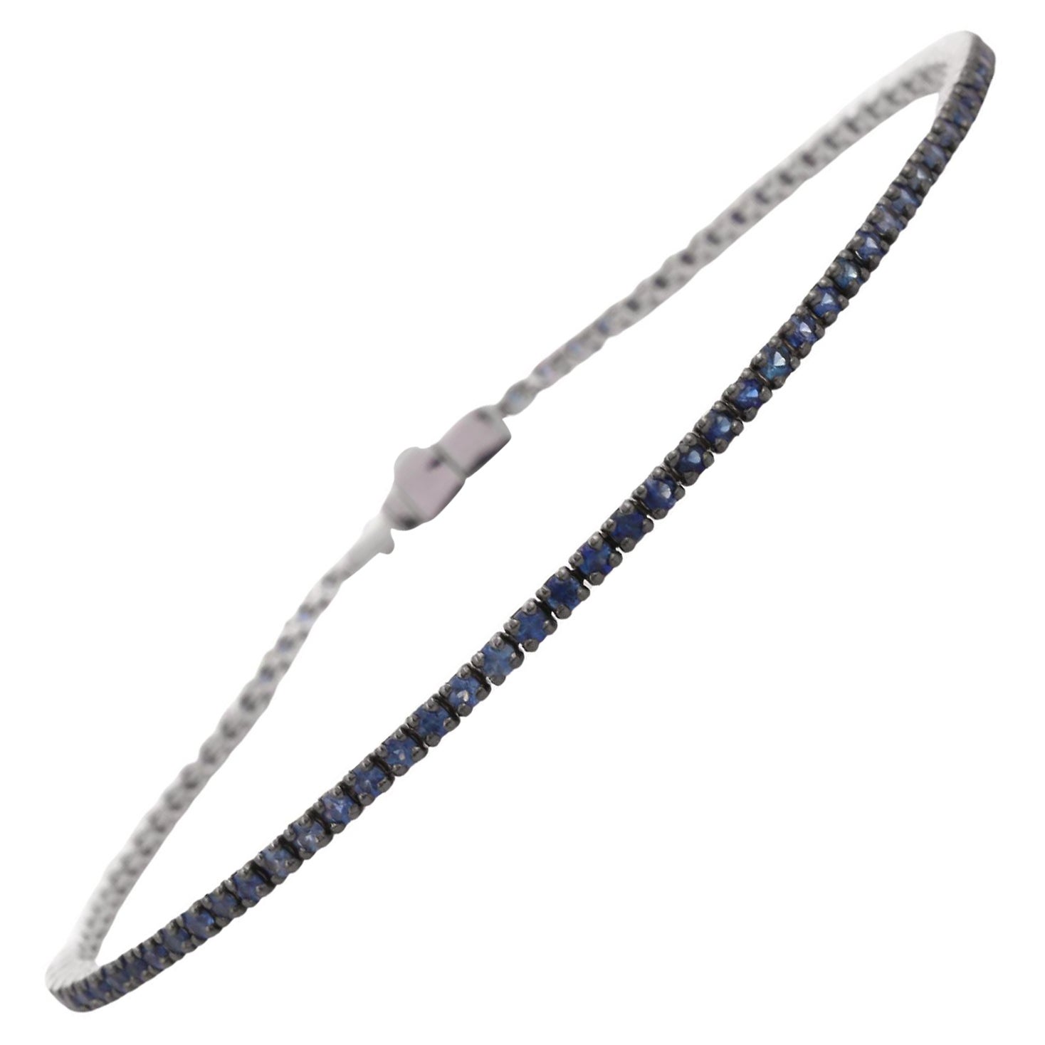 Bracelet tennis en or blanc 18 carats avec saphirs bleus en vente