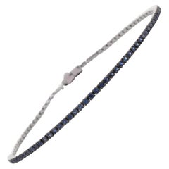 Bracelet tennis en or blanc 18 carats avec saphirs bleus