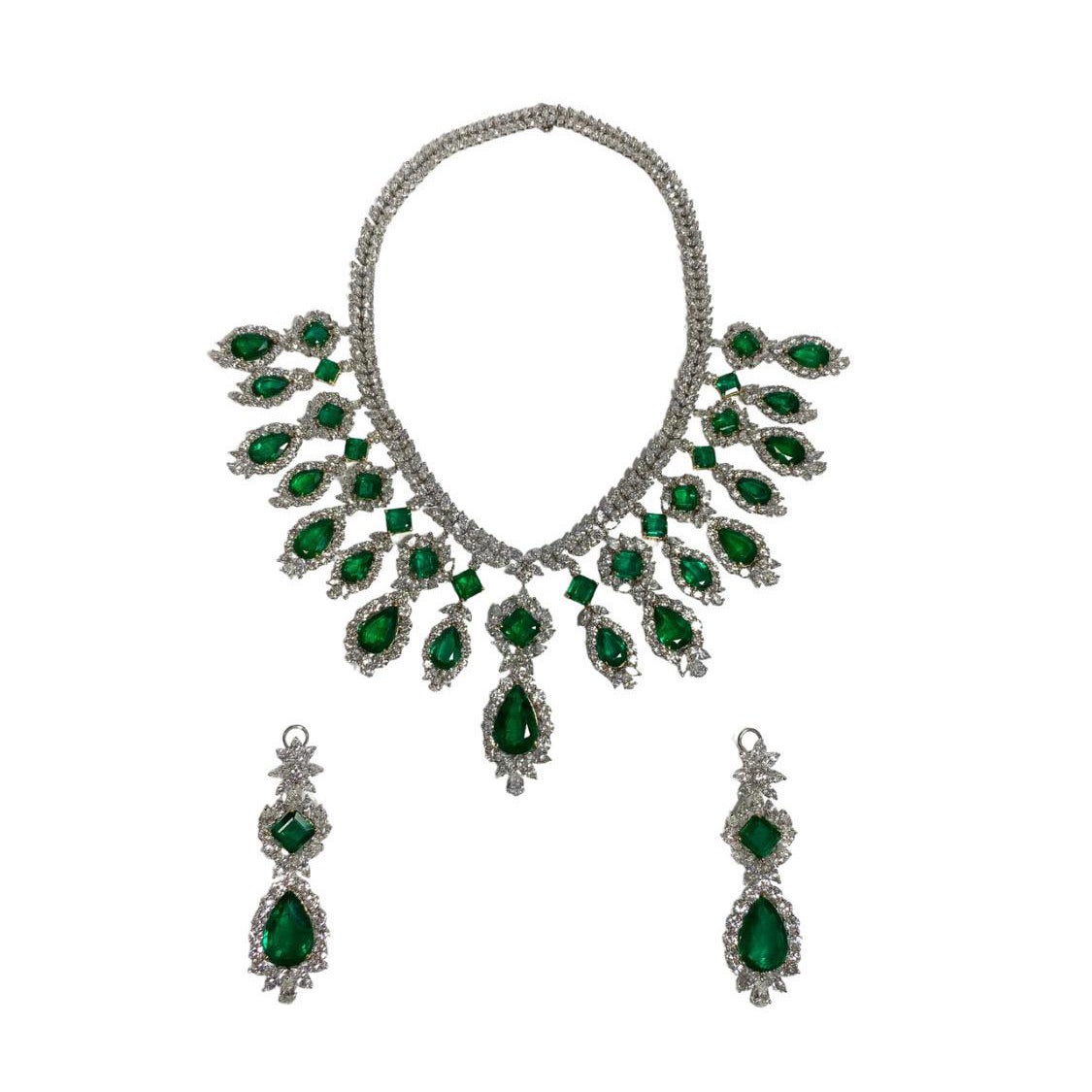 Emilio Jewelry, collier et boucles d'oreilles en émeraude vert vif certifiée en vente