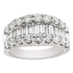 Ladies Ring in 14k White Gold with 2.81cts in Round and Baguette Diamonds