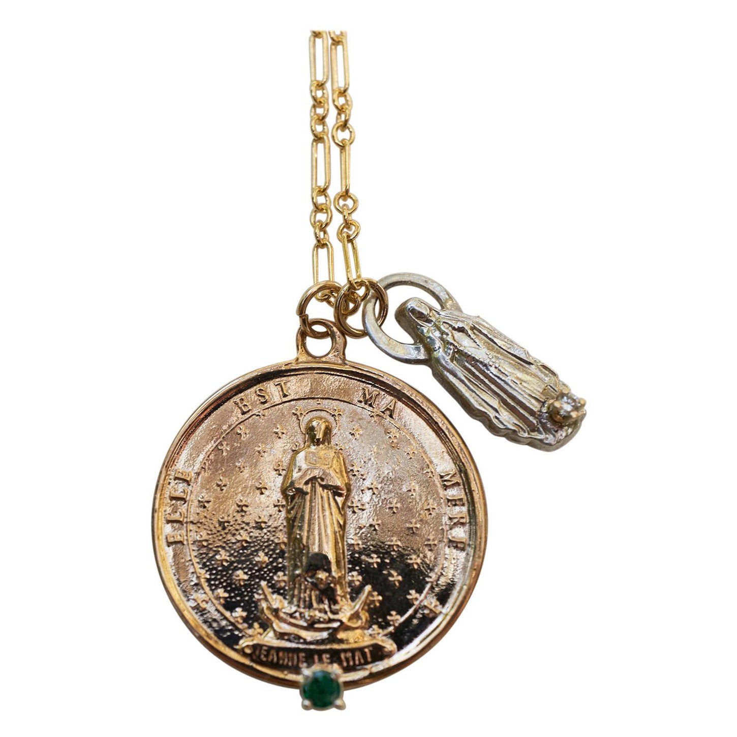 J Dauphin Collier long en argent et bronze avec émeraudes, diamants blancs et chaîne épaisse et médailles en vente