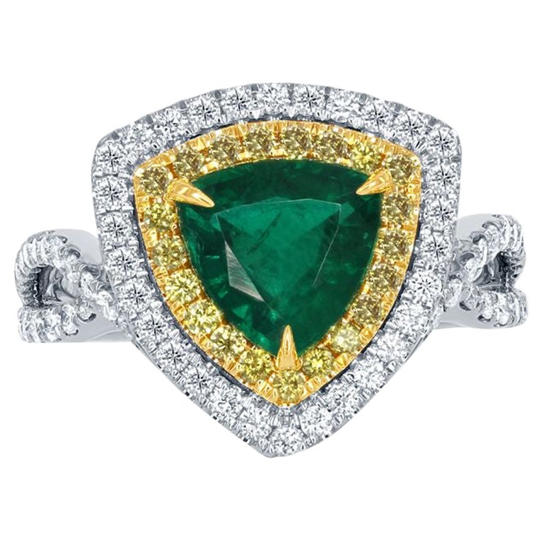 18k White Gold 1.57 ct Emerald 0.99 ct Yellow Diamond Ring For Sale