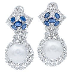 Boucles d'oreilles en or blanc 18 carats, saphirs, diamants et perles des mers du Sud