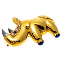 Broche rhinocéros Chaumet Paris en or jaune 18 carats, saphirs, diamants et lapis