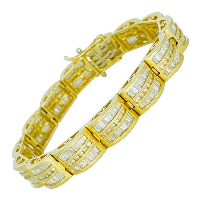 Bracelet tennis vintage en or 14 carats avec diamants taille ronde et baguette de 17 carats en vente