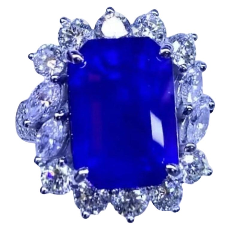 Superbe Ct 10, 79 of Royal Blu Ceylon Sapphire and Diamonds on Ring For Sale